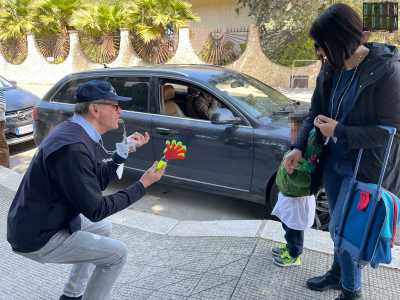 Gli stessi sorrisi che regala a Mattia, di 3 anni, appena uscito dall�istituto, che corre dalla sua mamma per poi avvicinarsi a Gino, che immediatamente si mette il fischietto in bocca...